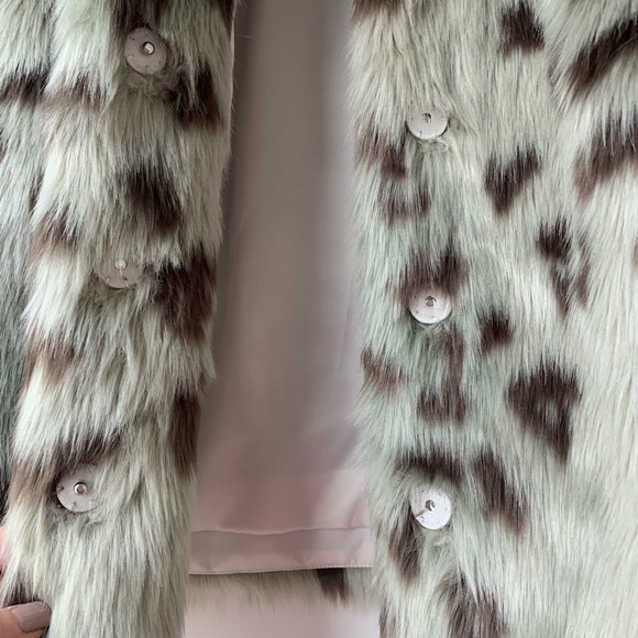 LA VIE SNOW FOX FAUX FUR COAT IN DUSTY SAGE - Picture 4 of 11